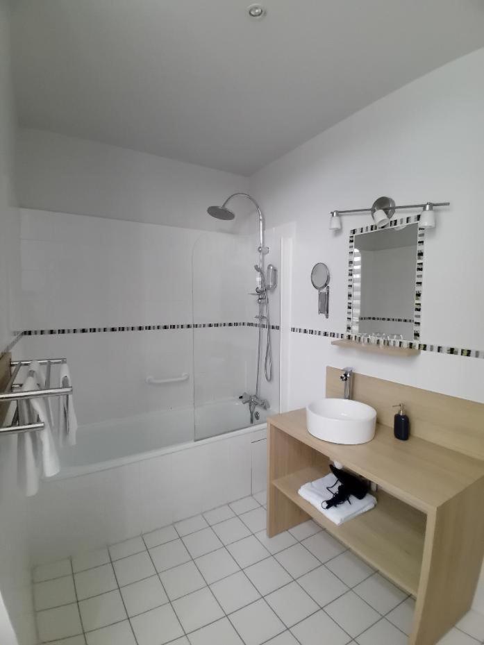 Hotel Helios - Golf Salies-de-Béarn المظهر الخارجي الصورة