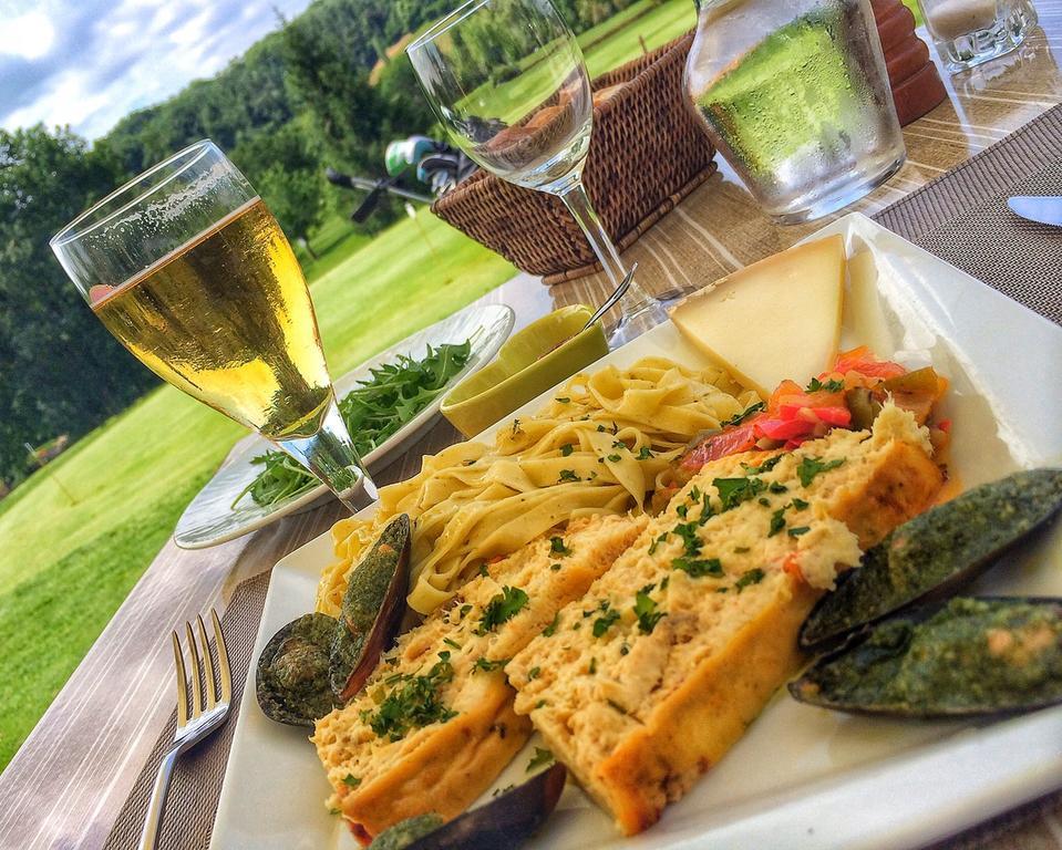 Hotel Helios - Golf Salies-de-Béarn المظهر الخارجي الصورة
