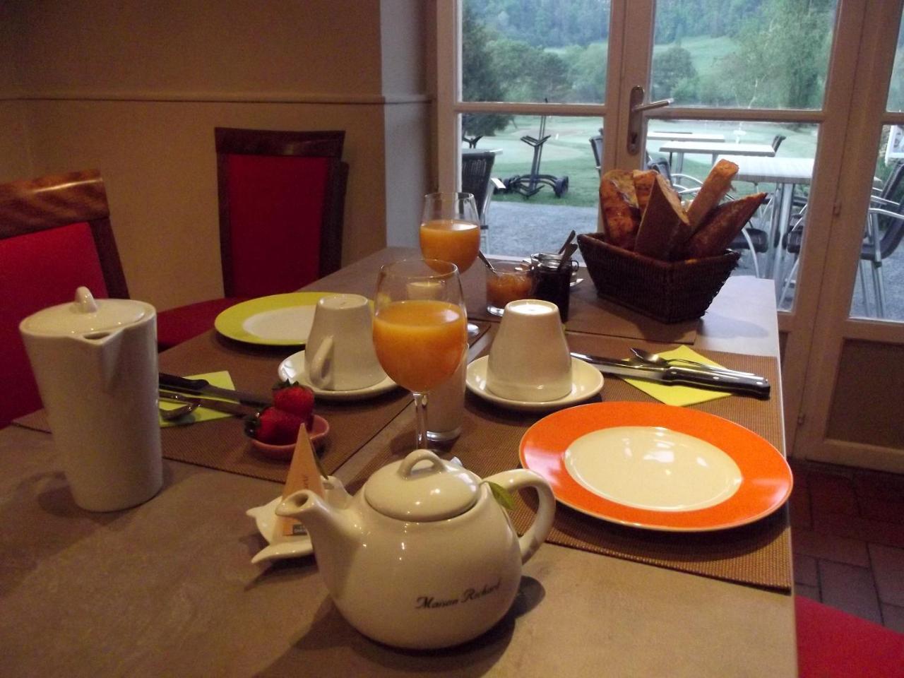 Hotel Helios - Golf Salies-de-Béarn المظهر الخارجي الصورة